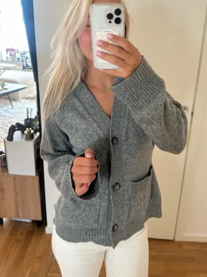 Grå stickad kofta  - Säljer min grå stickade kofta från lager 157🐘🐘🌸