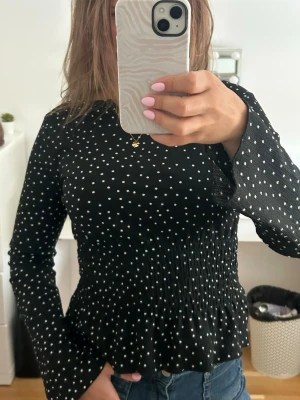Prickig topp - Säljer en prickig blus från Gina🩷
