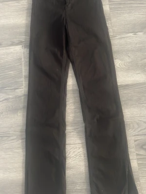 Svarta raka jeans - Säljer ett par svarta jeans med rak passform och klassisk femficksdesign. Jeansen har normal midja och är tillverkade i ett mjukt denimtyg. Perfekta för dig som gillar en enkel och stilren look.