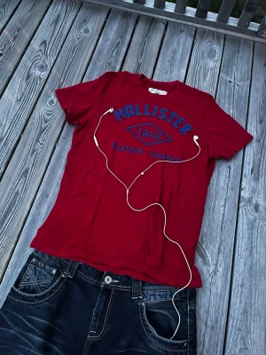 Hollister classic shapes T-shirt  - Tja! Säljer min riktigt snygga vintage T-shirts från hollister kollektionen ”classic shapes” Finns ett väldigt litet hål som knappt syns (se bild 6) annars riktigt bra skick! Bara att skriva om ni har fler frågor eller funderingar! Mvh/ Consuetudo😁