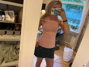 Turtleneck rosa - En rosa turtleneck, var köpt secondhand och omsydd från en storlek L till S. 