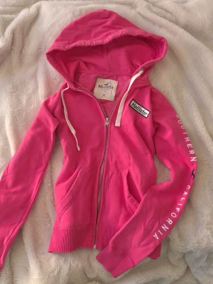Hollister zip rosa - Vintage rosa zip huvtröja/kofta i fint skick! Stl XS och fint skick💗