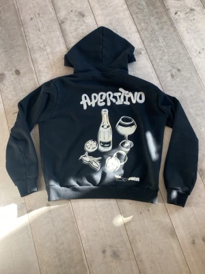 Pica picka hoodie  - Skön hoodie me snyggt tryck på ryggen riktigt bra kvalité o är heavy weight köpt på kenidise för 1200kr storlek S passar om du är runt 170-180 cm lång skriv vid funderingar