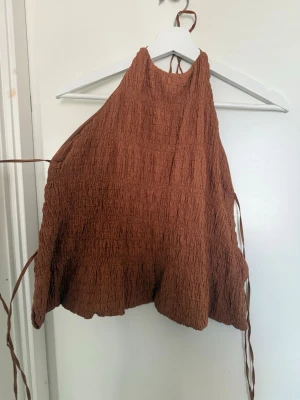 Brun topp - Brun topp med öppen rygg och knytband från Zara. Storlek M🤎