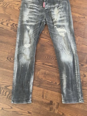 Grå jeans från dsq2 - Dsq2 jeans använd några gånger 