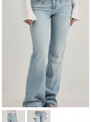 Ljusblå bootcut jeans - Säljer ett par ljusblå bootcut jeans med klassisk femficksdesign och låg midja. Jeansen har en avslappnad passform över låren och utsvängda ben. Tillverkade i denim med en mjuk tvättad look som ger en retrovibe. Perfekt till vardagen💕 skriv för bilder eller pris 