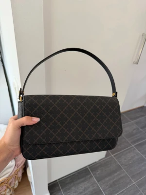 By Malene Birger väska  - Säljer denna fina väska då den tyvärr inte kommer till användning. Köpt rätt nyligen så använd ett fåtal gånger och i nyskick. Nypris 2399kr.