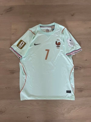 Frankrike 2026 borta - Helt ny aldrig använd Frankrike T-shirt med dembele på ryggen. Hör av er vid frågor eller funderingar! 