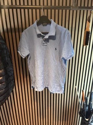 Ralph lauren pike  - Säljer nu en snygg ljusblå  Ralph Lauren piké i storlek M | mycket bra skick  |  självklart äkta | kom dm för flera frågor eller funderingar!