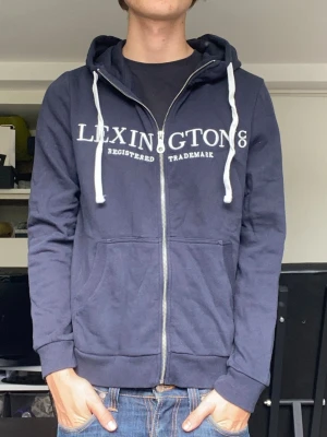 Lexington zip hoodie - En snygg marinblå zip hoodie från lexington i storlek M, sitter som S. Han på bilden är 179. Fint skick, har du några frågor? Fråga på