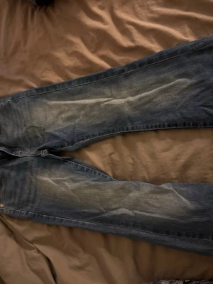 Levis jeans - Jätte snygga flared jeans från levis i storlek 24(passar xs/s) stretchigt mjukt material. Använt fåtal gånger. Ny pris 900