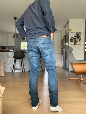 Levis, 512or  - Tjenare!! Säljer ett par riktigt snygga Levis 512or s sitter lite mer straight/slim. Dem är 100 cm långa o 41cm i midjan. Hör av dig vid minsta fråga!! 
