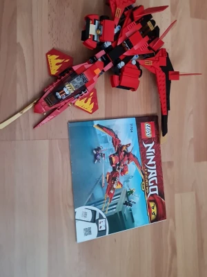 LEGO Ninjago röd drake med manual - Säljer en LEGO Ninjago röd drake med svarta och gula detaljer. Draken har rörliga vingar, klor och ett coolt cockpitområde. Instruktionsbok medföljer. Perfekt för dig som gillar byggsatser och Ninjago-universumet!