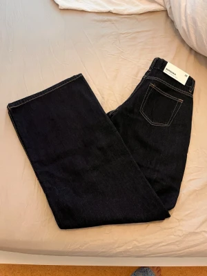 Mörkblå raka jeans med låg midja - Snygga mörkblå jeans med raka ben och låg midja. Jeansen har klassiska fem fickor och kontrastsömmar. Storlek XXS & TALL. Prislapp kvar.