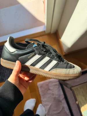 Adidas Samba  - Svarta Adidas Sambas i 38 och 2/3. Sparsamt använda och därför i gott skick!! Postar direkt och pris kan diskuteras 