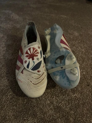 Limited edition the fotboll gal fotbollsskor - Jag säljer dessa limited edition ”the Football gal” elite skor från adidas. Säljer pga av försmå.                 Tveka inte att höra av er vid frågor 