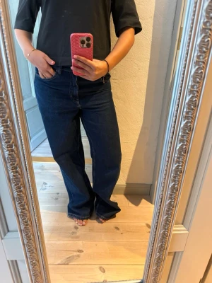 Baggy jeans - Snygga mörkblå baggy jeans från pulk and bear. Perfekta till en avslappnad stil och passar till det mesta.