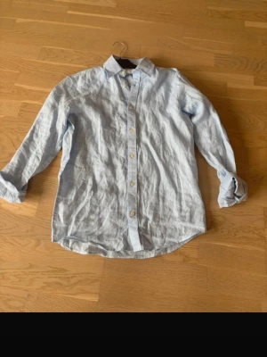 John Henric linneskjorta - John Henric linneskjorta  Snygg linneskjorta från John Henric. Storlek XS, men passar även S. Skicket är som nytt, endast använd ett fåtal gånger.  💰 Pris: 399 kr  Skickas eller möts upp enligt överenskommelse.