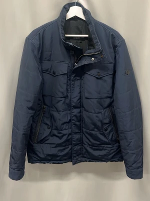 J.Lindeberg fieldjacket  - Storlek XL har två defekter som ni ser på sista bilderna annars är den i fint skick.
