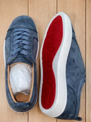 Ljusblå/mocka loubs utan spikes  - !!PRIS KAN DISKUTERAS!!                                        Loubs i storlek 43. Ny skick kommer med box dustbag och care guide. Själva lådan är lite sliten men inget så stort. 