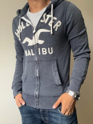 Vintage Hollister Zip-Up Hoodie - Sjukt snygg Hollister Hoodie | Mycket bra skick | Storlek S | Modell 175cm, 69kg | Hör av vid funderingar! Skickas direkt med instabox!