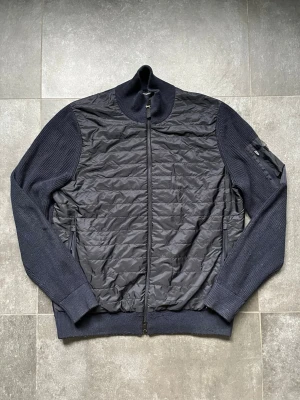 J.Lindberg cardigan  - Tjena, säljer nu denna riktigt snygga och populära J.Lindeberg cardiganen, den är i bra men använt skick så den är lite nopprig på vissa ställen, utöver det mycket fin, inga hål eller slitage, storlek M, hör av er vid fårgor och funderingar🙌🤝 