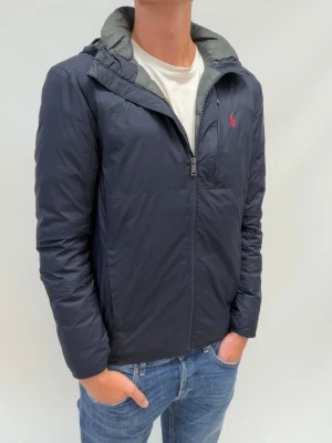 Ralph lauren jacka  - Go vinter jacka från Ralph Lauren som är köpt på Hede Fashion outlet för 3000kr. Jag är 190 väger 78 kg 