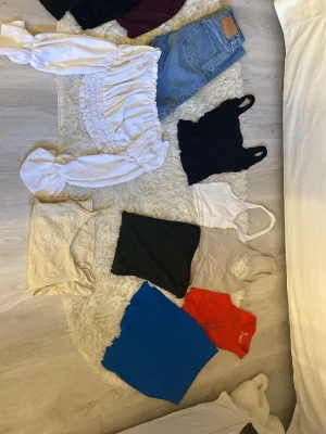 Mix av toppar, kjolar, byxor och klänning - Säljer ett paket med flera toppar i olika färger, även byxor kjolar och klänningar. Bara att höra av sig om ni vill ha en närmare titt på något av det! 20kr/st ❤️