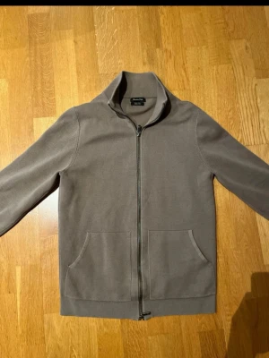 Beige ziptröja från Massimo Dutti - Massimo Dutti Cardigan Storlek XS Väldigt fin och fräsch  Fanns ett litet hål på ryggen som jag nu sytt ihop, inget som påverkar eller märks vid användning. (se bild) Pris kan diskuteras lite vid snabb affär! 