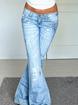 Jeans - Midjemått: 40cm rakt över, innerbenslängd: 79cm 💗