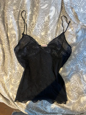 Vintage topp  - Säljer denna svarta vintage topp! Svart linne med glittriga detaljer vid bysten. Storlek L men sitter snarare som S/M