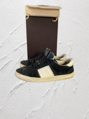 Svarta valentino flycrews  - Hej! Nu säljer jag dessa svarta valentino flycrews som har ganska mycket kvar att ge| Storlek:43|Tillbehör: Orginal box,samt en dustbag och ungefär 50 nitar | Nypris: 9000|Vårat pris:1899|Skriv till mig för innermått samt fler bilder| Mvh Deluxe Fa$hion