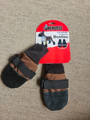 Onehorse tasskydd XS till hund - Säljer ett par svarta tasskydd från ONEHORSE i storlek XS. De har fodrad insida av fleece, mockasula, PVC-överdrag och reflexdetaljer. Justerbara straps och stickad mudd för bra passform. Perfekta för att hålla tassarna varma och torra i alla väder. 2 Tass-skydd i varje förpackning och jag har två förpackningar ute fördelat på två annonser