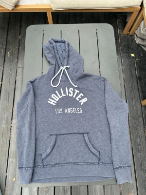 Hollister hoodie - Riktig schysst mörkblå Hollister tröja! Den här tröjan passar perfekt hela året runt, så du kommer definitivt att få dina pengar värda! Skriv gärna om du har några funderingar!👍