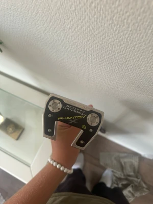 Scotty cameron phantom X 5 putter - Scotty Cameron Phantom X 5 putter  säljes. Stabil mallet-huvud i stål med svart detalj.  Costomize your Cameron skaft och ett Scotty Cameron pistolgrepp i grå färg. Scotty Cameron Headcover följer med