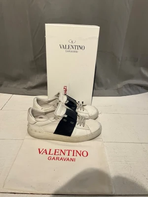 Valentino open  - Valentino open! -Modell Open!- Storlek 42!-Skick 7/10! Pris 1399kr nypris cirka 7199kr!- Allt og medföljer! Hör av er vid minsta lilla fråga eller fundering! 
