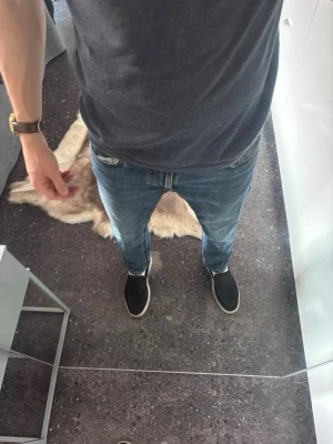 Nudie jeans - Nudie jeans i modellen Lean Dean! Storlek W29 L30. Har blivit proffesionellt lagade i skrevet. Om frågor finns så tveka inte - fråga på! Mvh