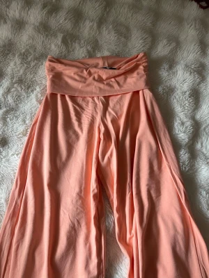 wide yoga pants  - säljer ett par wide yoga pants från lager 157. de är helt nya utan prislapp. aldrig kommit till användning. de är korallfärgade och supermjuka. storlek S. 🪸