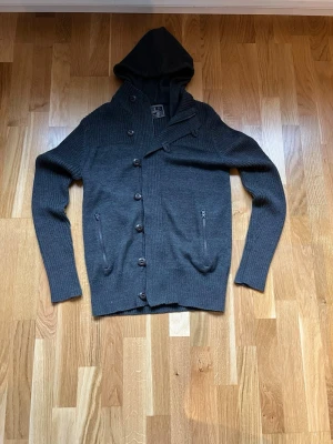 No brand  - Hej säljer en väldigt fin tröja utan defekt, Storlek M hör av er vid minst fråga😊