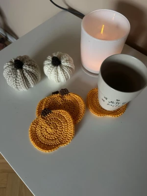Pumpa-coasters (4x) - Fyra handgjorda glasunderlägg, perfekt inredning nu till hösten 🍂Underläggen är cirka 9,5x8cm. Eftersom de är handgjorda kan de ha små variationer och är inte helt felfria 🧡🎃