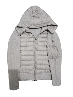 Ljusgrå pufferjacka med huva Moncler - Perfekt cardigan inför hösten och vintern som kommer nu, super snygg och passar riktigt fint. Nfc taggen finns att skanna som tar en till moncler.com och allt sitter som det ska. Ärmarna är lite lösa på men det är bara för att jag har haft hoodie under. Vilket man ofta kommer att va under vintern och hösten 🙏☺️ pris kan disskuteras vid snabb affär