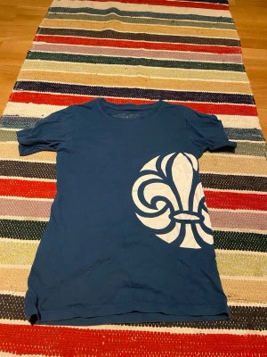 Scout T-shirt  - Säljer nu min gamla scout T-shirt för den är för liten. Den är fortfarande i gott skick för den användes inte så mycket 