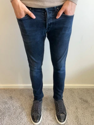 Dondup George Jeans - Dondup George Jeans i mycket fint skick! Liten defekter nära skrevet som är uppsytt så den inte förstörs mer! Mått längd 92 midja 40. Hör av er vid fler frågor🤝