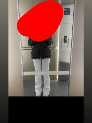 Grå  jeans med låg midja - Säljer ett par vita jeans med rak passform och låg midja. Jeansen har klassisk femficksdesign och stängs med dragkedja och knapp.  Säljer då de är för korta på mig 