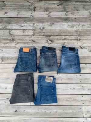 Jeans Bulk - 2 replay   3 Tiger of Sweden    STORLEKAR PÅ TOS FINNS I ANONSEN, REPLAY ÄR 28/32 och 29/32