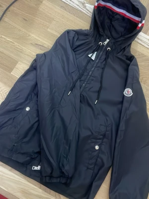 Moncler jacka  - skada dör näre 