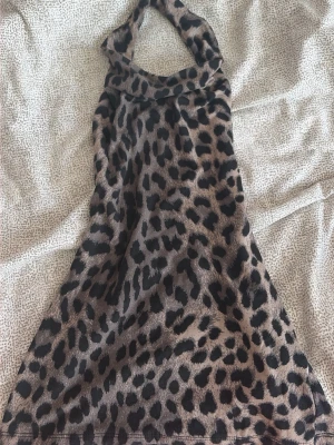Super söt halterneck topp! - Säljer en jätte fin topp i leopard mönster 💕