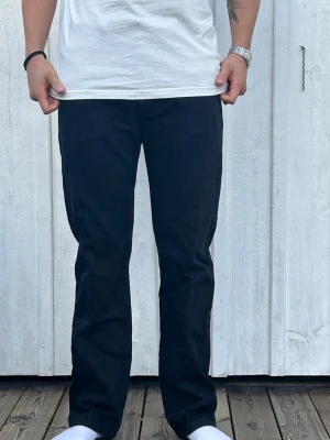 Svarta Levi’s 501 - Säljer ett par svarta Levi’s 501 i storlek 33/34
