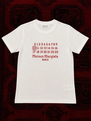 Maison Margiela t-shirt  - Vit t-shirt från Maison Margiela perfekt för sommar outfits. | skick : 10/10 har endast använts fåtal gånger så ser ut som ny. | etiketten och påsen följer med på köp! | Storlek EU S| längd : 64 cm | bredd : 46 cm | pris går att diskutera vid  snabbaffär! 💯