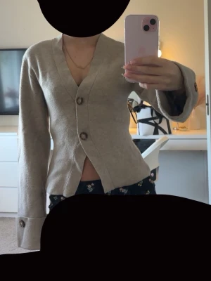 Gina kofta - En Gina kofta, har en liten färg fläck på ärmen men inget som ska synas så tydligt. 